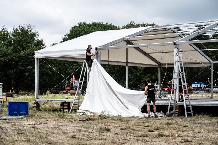 Opvanglocatie voor Afghaanse vluchtelingen op Heumensoord wordt opgebouwd. Zondag kunnen de eerste tijdelijke bewoners terecht.