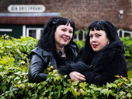 Puberteit ging nooit over: Karin en Margriet zijn nog steeds gothic bühnebeesten