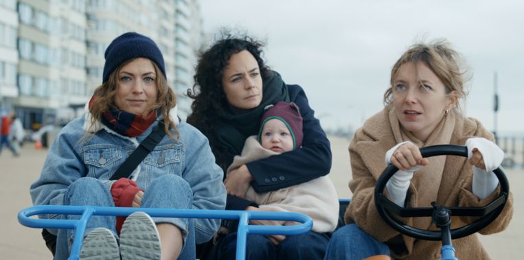 Met Frances Lefebure en Evelien Bosmans in ‘F*** You Very, Very Much’. 'Wij zijn heel open. Vriendschap betekent niet dat je de hele tijd lief moet zijn voor elkaar. Het mag soms botsen.' Beeld SBS
