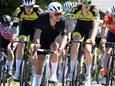 Yarno Heymans valt in zijn zwarte outfit in het peloton op.