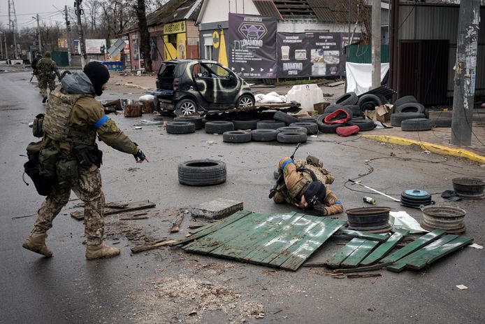 Oekraïense soldaten zoeken naar boobytraps van het Russische leger om de bevolking te treffen in Boetsja.