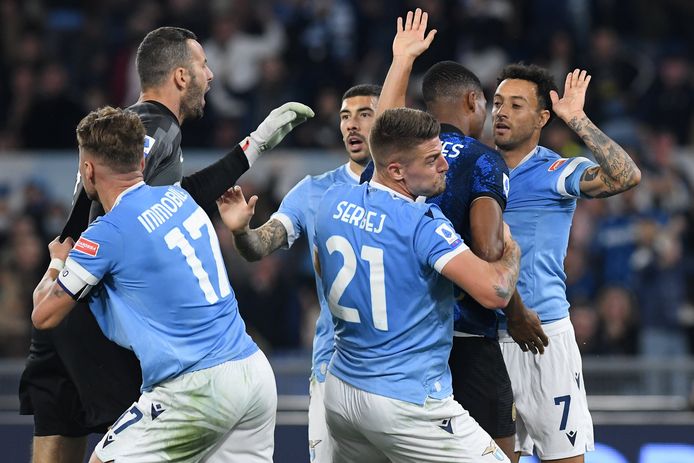 De Inter-spelers reageerden woest na de 2-1. Federico Dimarco lag geblesseerd op het veld toen die werd gescoord.