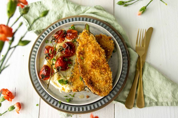 Aubergine schnitzel met pastinaakpuree en gepofte tomaatjes.