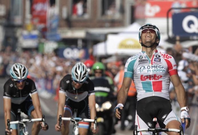 Philippe Gilbert maakt zijn droom waar: hij wint Luik-Bastenaken-Luik. De broers Andy (l) en Fränk Schleck buigen hun hoofd. foto Yves Logghe/AP