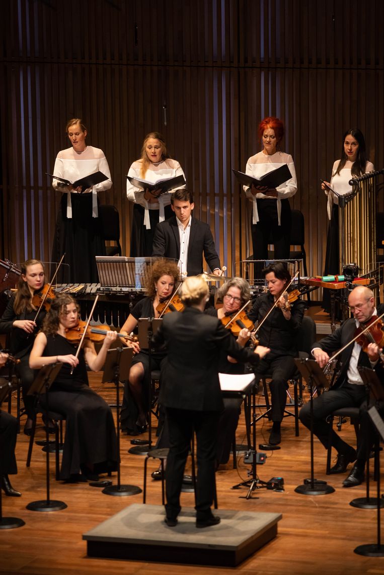 Leden van het Nederlands Kamerkoor en Amsterdam Sinfonietta o.l.v. Sofi Jeannin. Beeld Marieke Wijntjes
