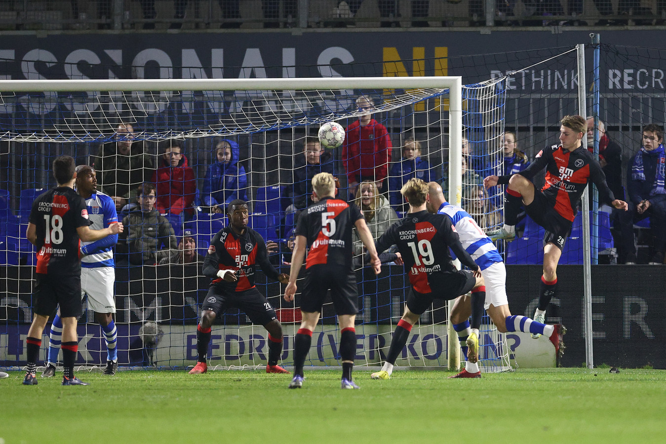 Apostolos Vellios kopt raak namens PEC Zwolle. Het was de derde treffer voor de Griek dit seizoen.