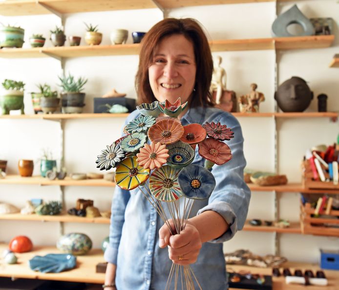 wat betreft Omkleden Figuur Kunstenares laat bloemen van keramiek achter voor de gelukkige vinder: wie  vindt de honderdste? | Zeeuws-Vlaanderen | pzc.nl