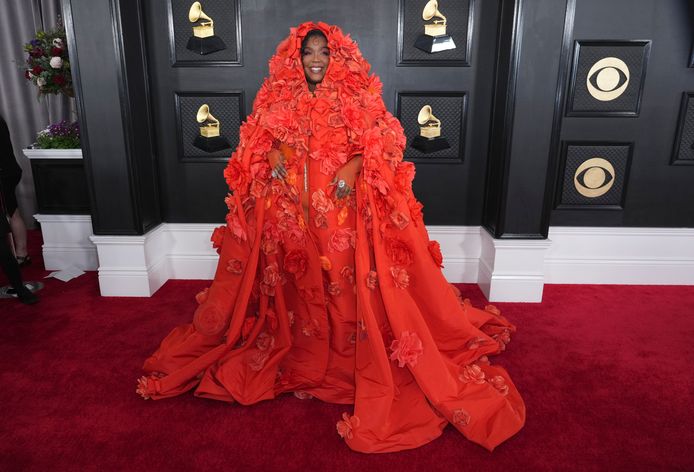 Lizzo et sa cape fleurie Dolce & Gabbana.