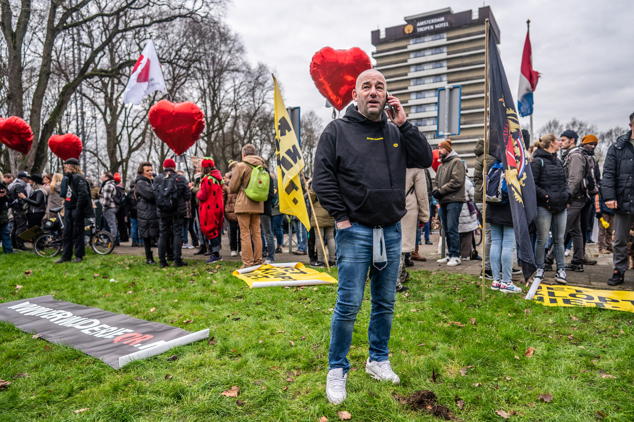 Michel Reijinga tijdens de door hem georganiseerde protestactie op 16 januari in Amsterdam.  Beeld Joris van Gennip