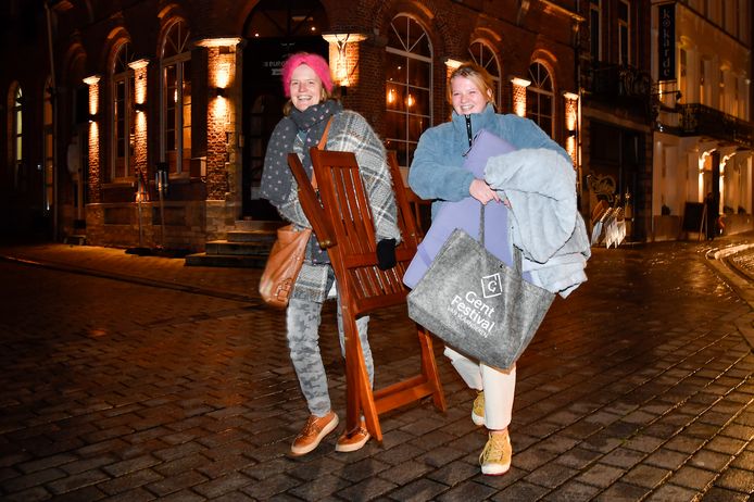 Gepakt en gezakt om twee nachten in open lucht door te brengen, komen Dendermondenaren aan.
