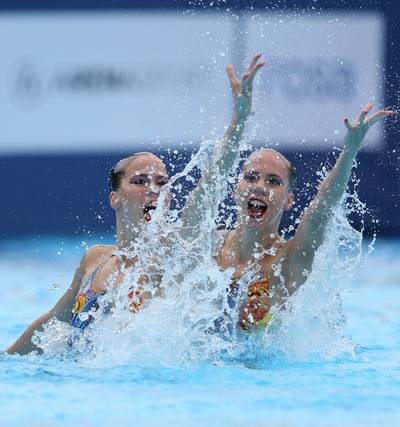 Met bijna foutloze kür zijn Noortje en Bregje de Brouwer Europees kampioen synchroonzwemmen