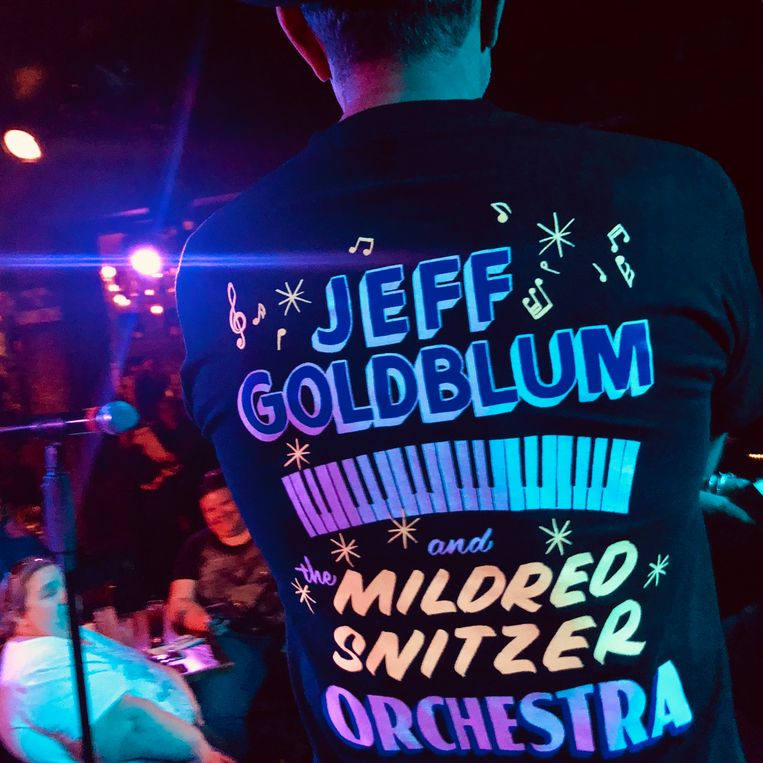 Om zijn album te promoten, draagt Goldblum vandaag een nergens te krijgen bandshirt.  Beeld Robin Broos