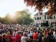 Festivalgangers genieten van een optreden tijdens een eerdere editie van Mañana Mañana op Landgoed Oolde in Laren. Foto Jessie Kamp
