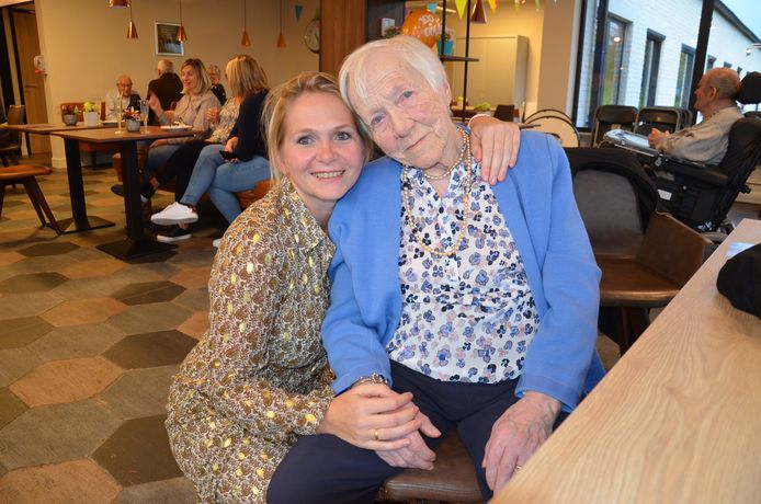 Brigitte Visart met kleindochter Jessica tijdens haar 100ste verjaardag in woonzorgcentrum Wilgendries in Voorde.