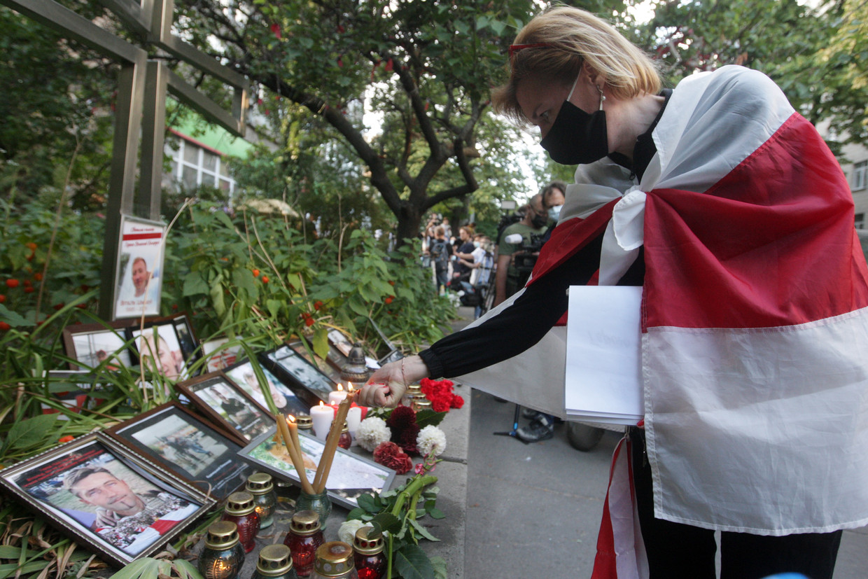 Inwoners van Kiev herdenken de Wit-Russische activist Vitaly Sjisjov, die dinsdag dood werd gevonden in de Oekraïense hoofdstad. Beeld EPA
