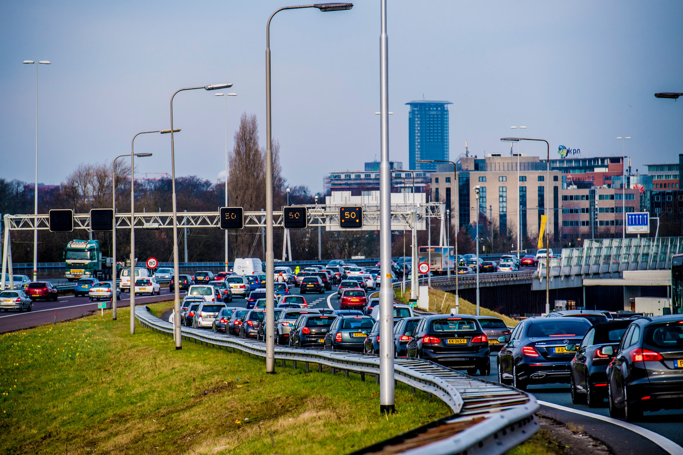 Verkeer op rijksweg A12 in de file.