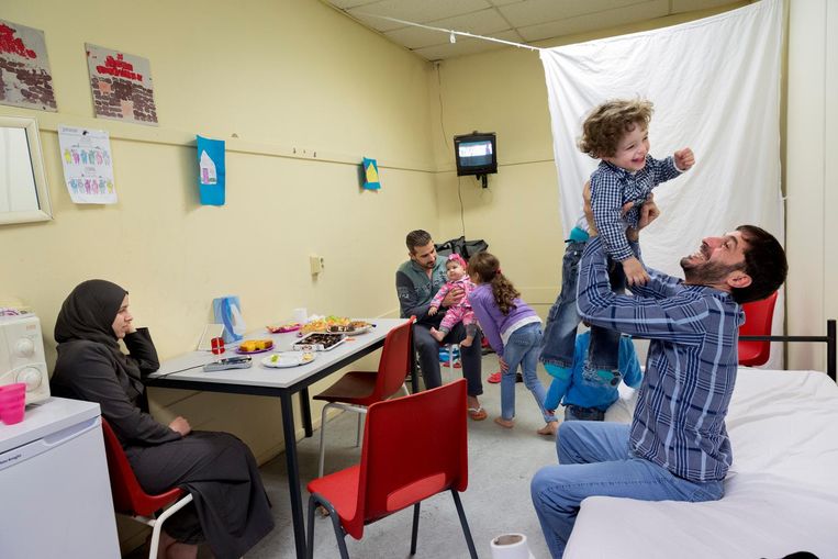Spelen met de kinderen in het azc. Beeld Inge van Mill