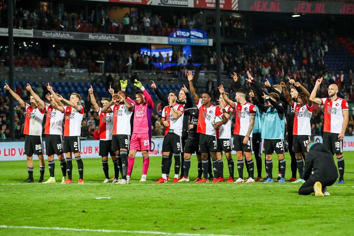 De spelers van Feyenoord vieren de overwinning op IF Elfsborg  met het aanwezige publiek in de Kuip.