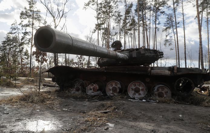 Zwaar beschadigde Russische tank die achtergelaten werd in Oekraïne.