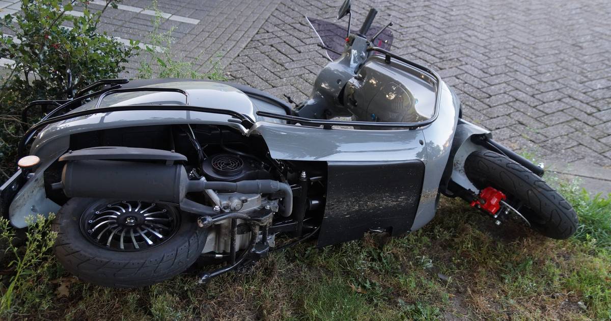 Scooterrijder raakt gewond bij botsing met auto in Vlijmen.