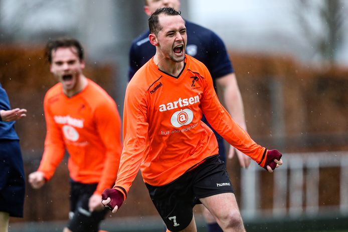 Joost Schalk is blij met zijn treffer namens Beek Vooruit tegen Madese Boys.