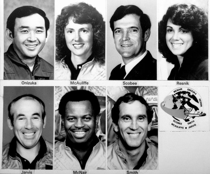 De bemanning van de Challenger: Ellison S. Onizuka, Christa McAuliffe, Francis R. Scobee, Judy Resnik (bovenaan van links naar rechts), Gregory Jarvis, Ronald E. McNair en Mike Smith (onderaan van links naar rechts).