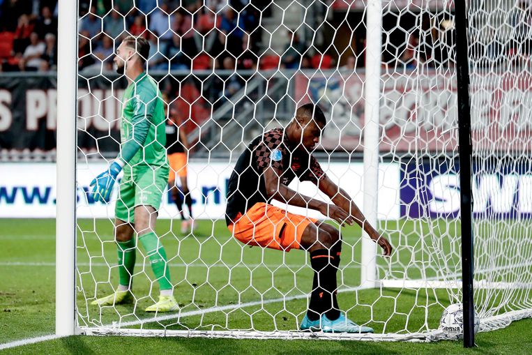 PSV’er Denzel Dumfries viert de 1-1 tegen FC Twente. Beeld BSR Agency