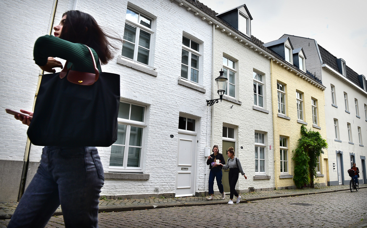 De woningen van de burgemeester van Maastricht aan de Looiersgracht worden van elkaar gescheiden door de lantaarn aan de gevel. Beeld Marcel van den Bergh / de Volkskrant