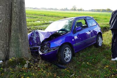Auto wijkt uit, laat remspoor achter en botst tegen boom in Rijen: jonge bestuurder raakt gewond