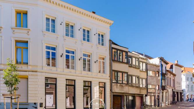 BINNENKIJKEN. Gents hotel te koop voor kleine 2 miljoen euro, goed voor 9 kamers en 3 terrassen
