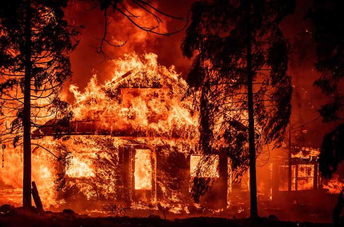 Pas moins de 5.400 hommes et femmes sont affectés au Dixie Fire, le plus gros incendie à ravager l’Etat cette année.