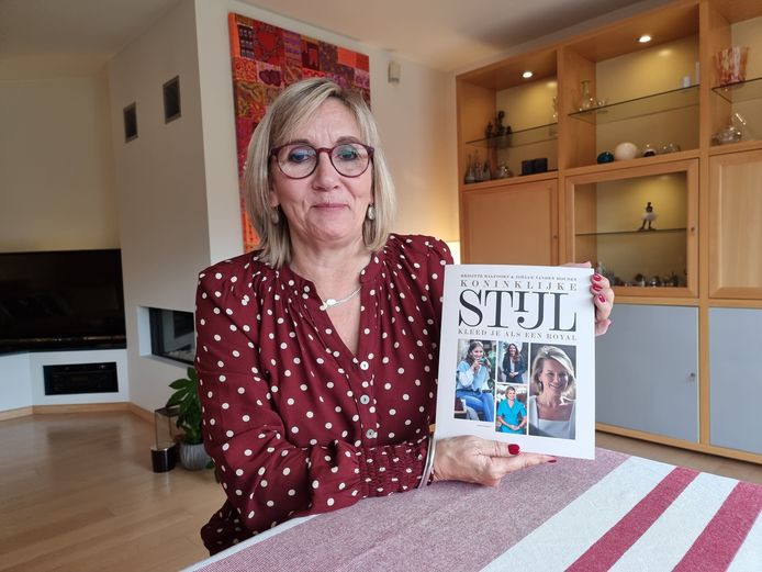 Joëlle Vandenhouden uit Sint-Genesius-Rode schreef met collega Brigitte Balfoort uit Brugge een nieuwe boek over de royals: 'Koninklijke Stijl'.