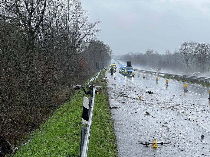 De Duitse hulpdiensten rukten zondagmiddag uit voor een dodelijk ongeval op de A3 in Duitsland. Hierbij waren twee auto's betrokken.