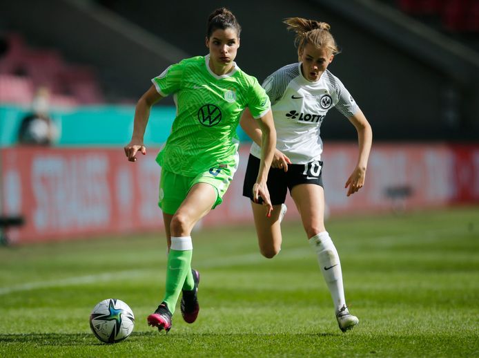 Dominique Janssen wordt op de hielen gezeten door Laura Freigang van Eintracht Frankfurt.