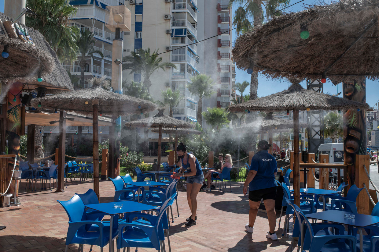 De bars in Benidorm zitten normaal gezien vol in deze tijd van het jaar, maar nu het coronavirus weer oplaait in Spanje, nemen ook de toeristenaantallen opnieuw af.