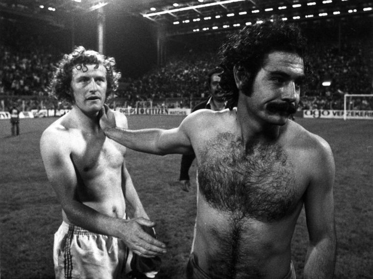 Wim Jansen, a fine partita, con Roberto Rivelino