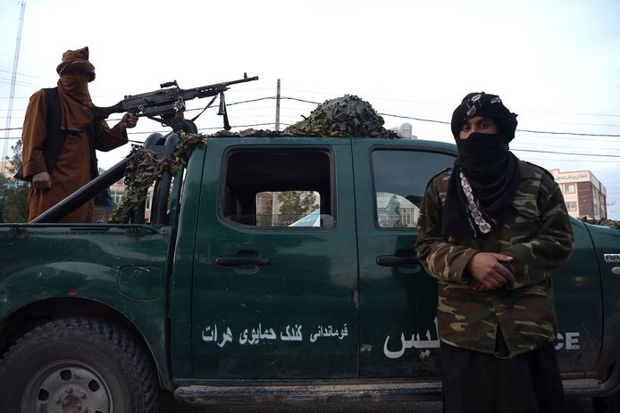 Talibanstrijders houden de wacht aan een checkpoint in Herat in Afghanistan.