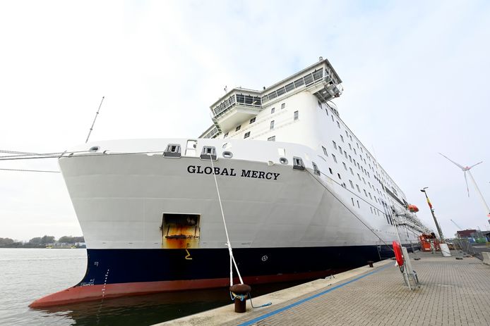 Het passagiersschip Global Mercy, het tweede en grootste schip van Mercy Ships, wordt nu afgewerkt en ingericht aan de Nautische Operationele Cluster van de Antwerpse haven.