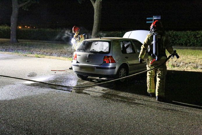 Bij recreatiegebied Berkendonk in Helmond is een auto brandend aangetroffen.