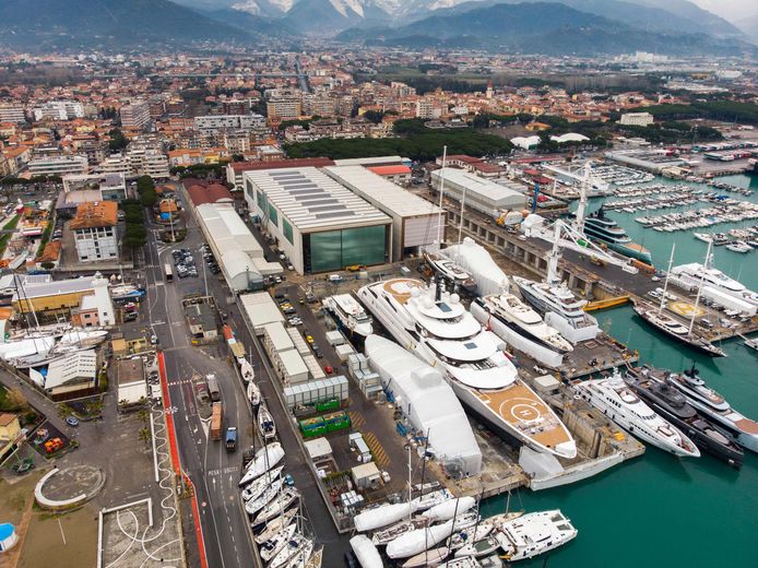 Een foto van de Scheherazade op 14 maart in de haven van Marina di Carrara.