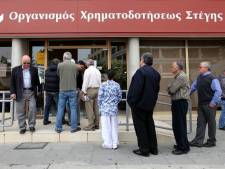 De longues files d'attente devant les banques à Chypre