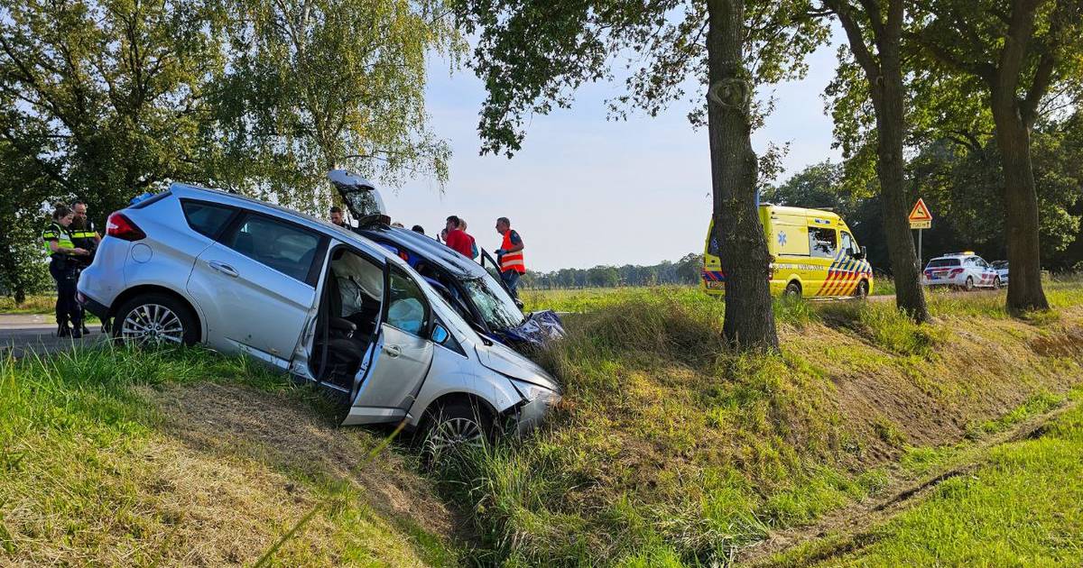 Autos belanden na botsing in de sloot bij Losser: vijf inzittenden nagekeken.