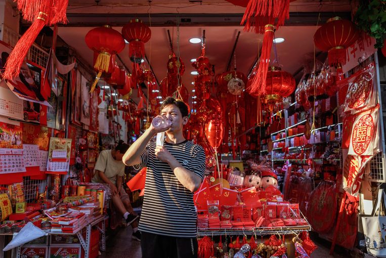 stimuleren Tenslotte gekruld In onzekere tijden vullen Chinezen hun spaarpot. 'Ik koop alleen nog maar  het allernoodzakelijkst'