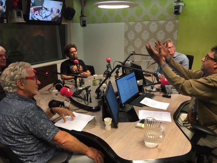 De samenstellers van Zout waren in 2017 te gast in het radioprogramma van Prem Radhakishun (rechts). Radhakishun was ook regelmatig te gast in Zout.
