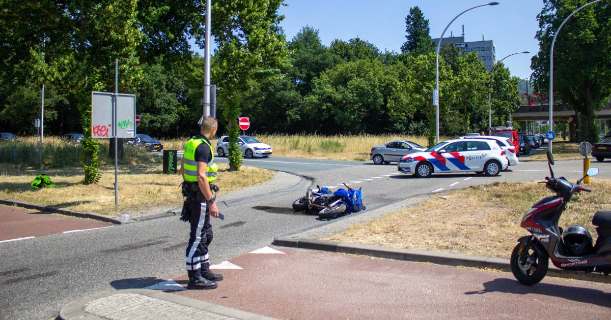 Motorrijder vliegt door de lucht na aanrijding in Zwolle: afrit A28 afgesloten.