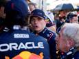 Max Verstappen tijdens de rode vlag in overleg met zijn team.