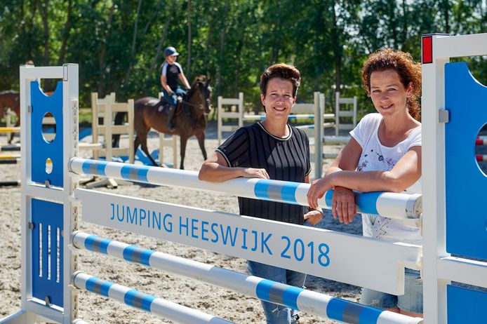 Organisator Ronelle van Driel (links) is blij dat Jumping Heeswijk in 2019 weer terug is in Heeswijk.