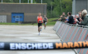 De laatste meters van de eerste 10 kilometerloop van het jaar in Nederland voor Dominic Bersee, die Rik Goethals achter zich weet te houden.