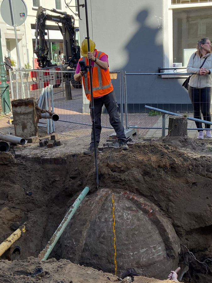 Oude Waterput Ontdekt In Doesburg Er Komt Van Alles Naar Boven Tijdens