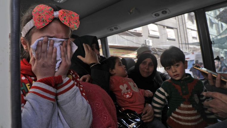 Moeders en kinderen wachten op evacuatie vanuit Douma. Beeld ANP